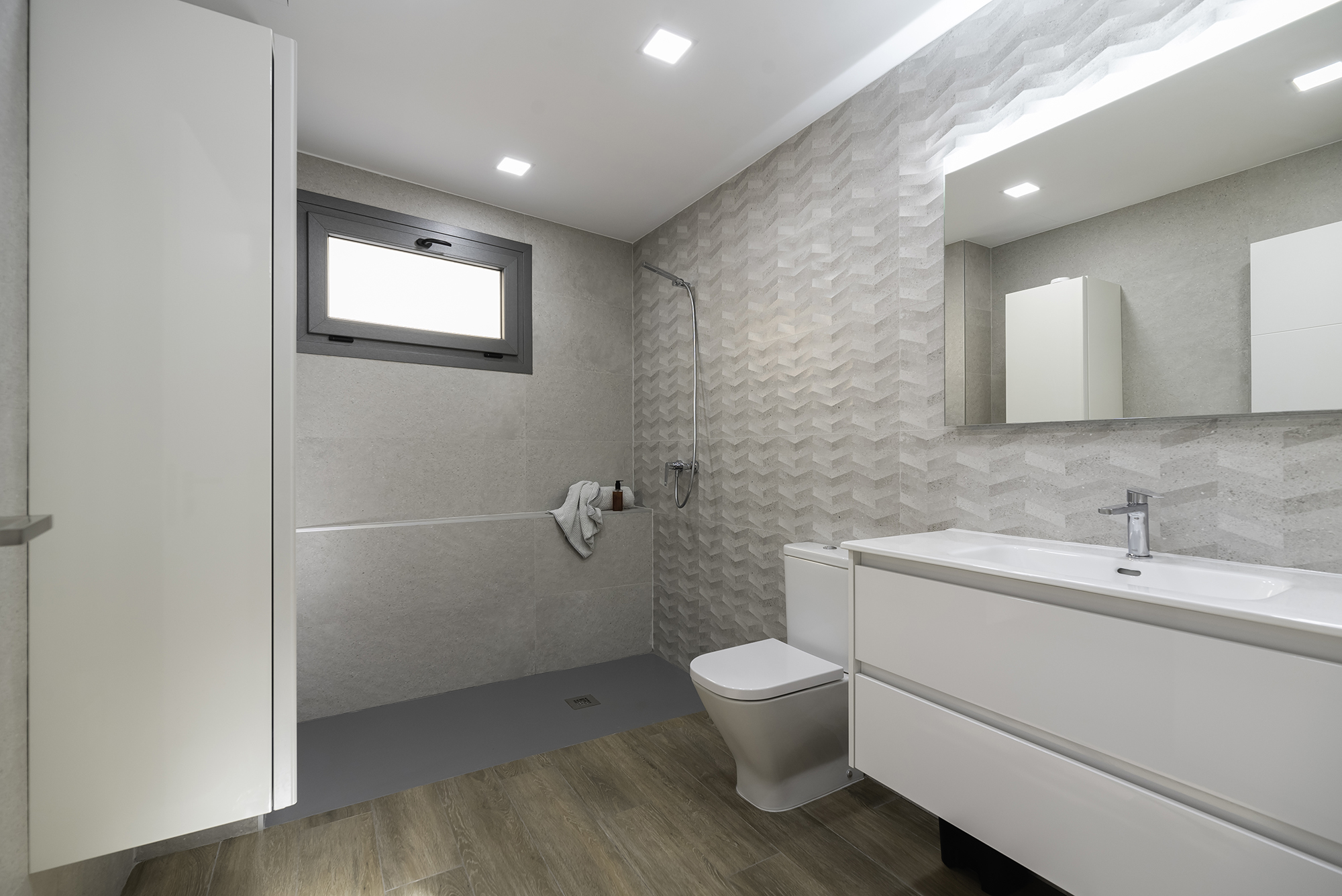 Grey Crest esvibar arquitectes baño gris proyecto reforma integral
