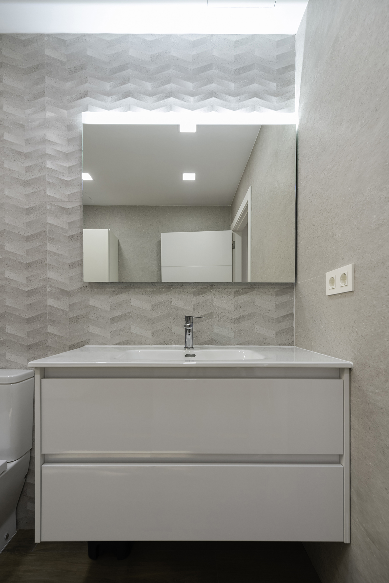 Grey Crest esvibar arquitectes baño invitados proyecto reforma integral
