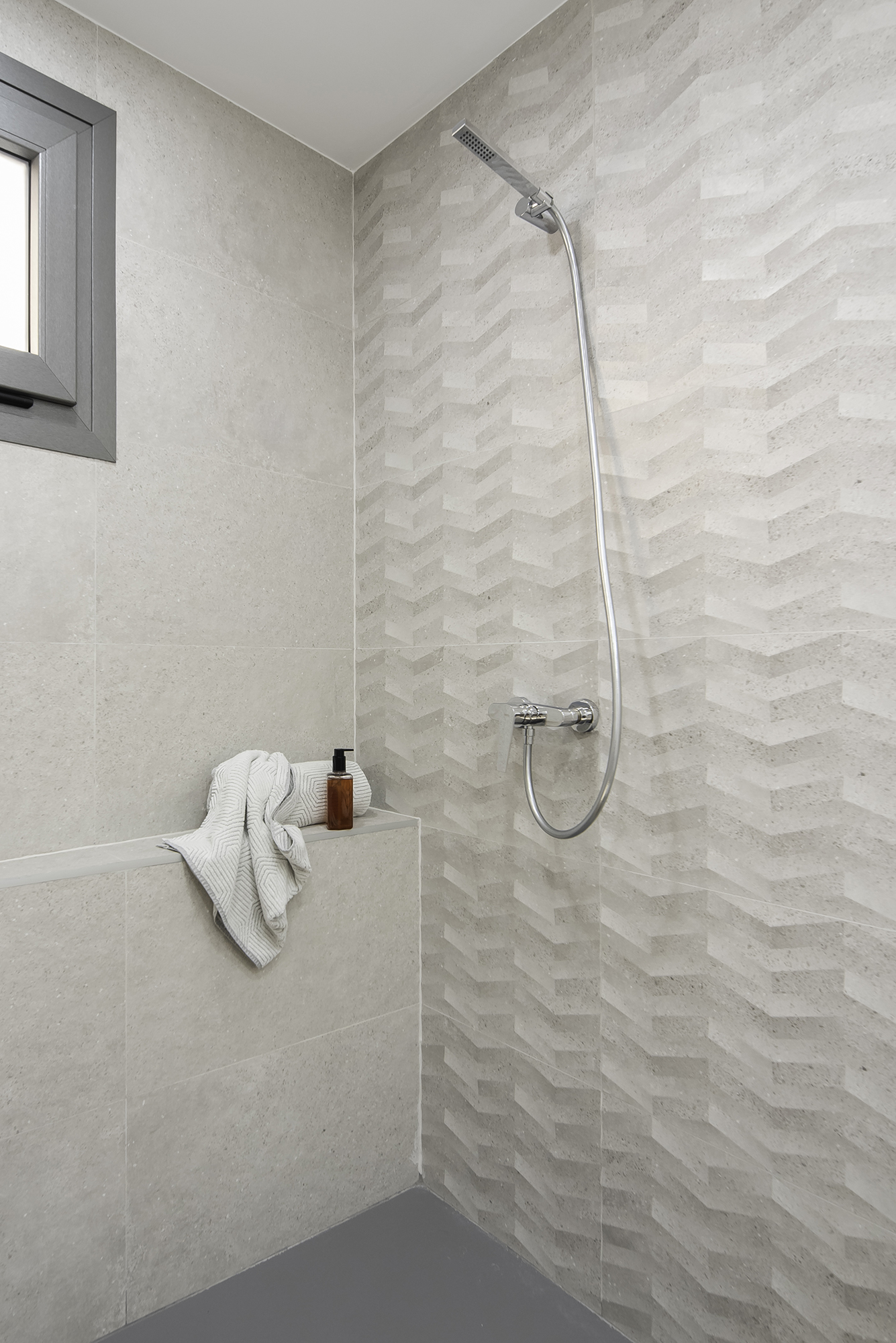 Grey Crest esvibar arquitectes baño textura proyecto reforma integral