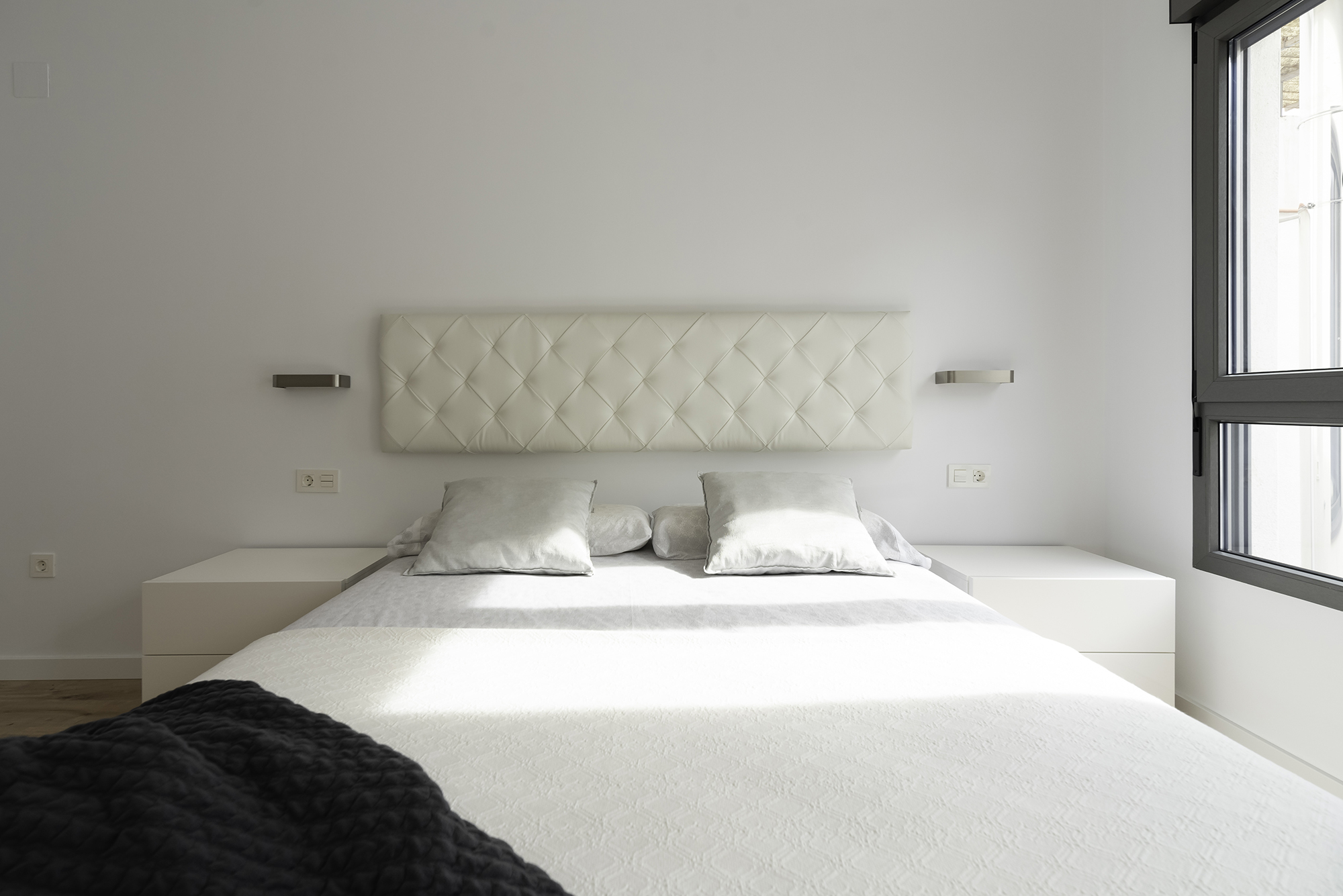 Grey Crest esvibar arquitectes cabezal dormitorio proyecto reforma integral