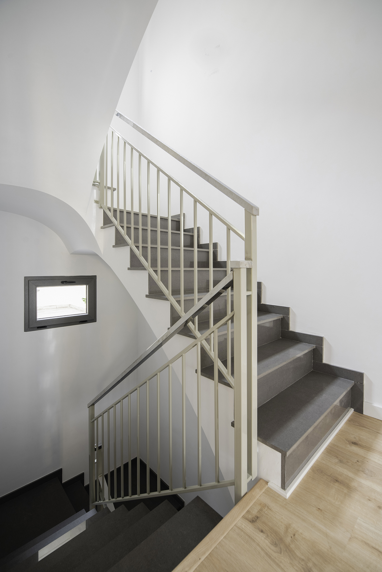 Grey Crest esvibar arquitectes escalera proyecto reforma integral