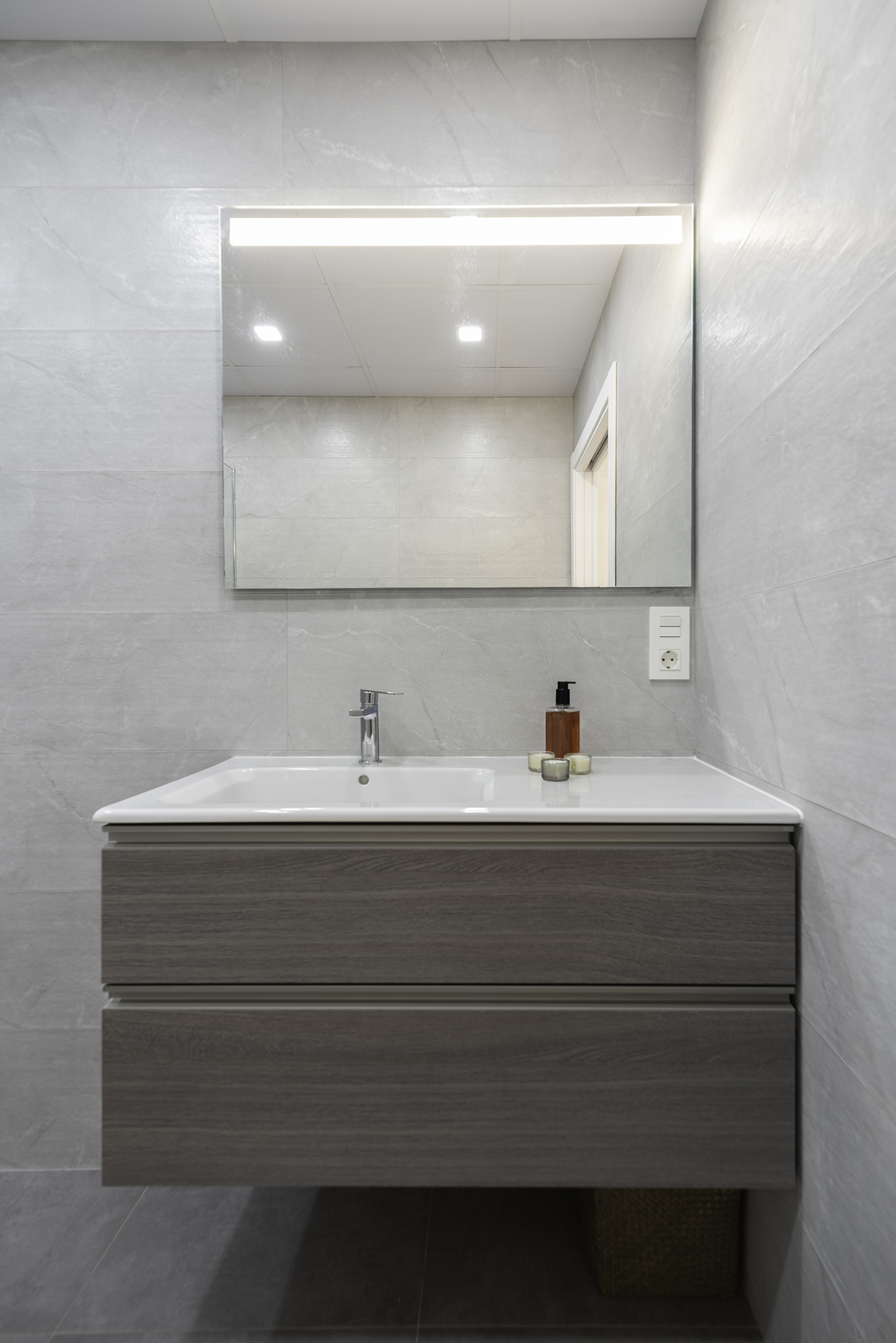 Grey Crest esvibar arquitectes lavabo wc proyecto reforma integral