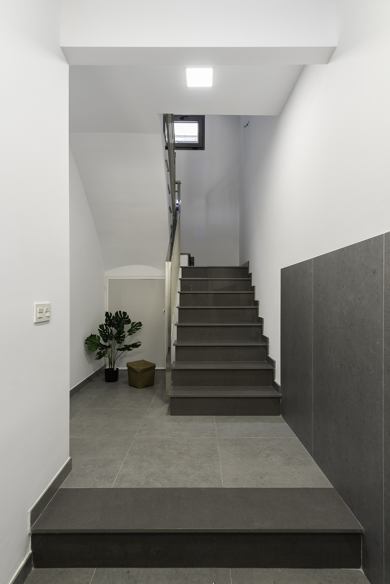 Grey Crest esvibar arquitectes vestíbulo escalera acceso proyecto reforma integral