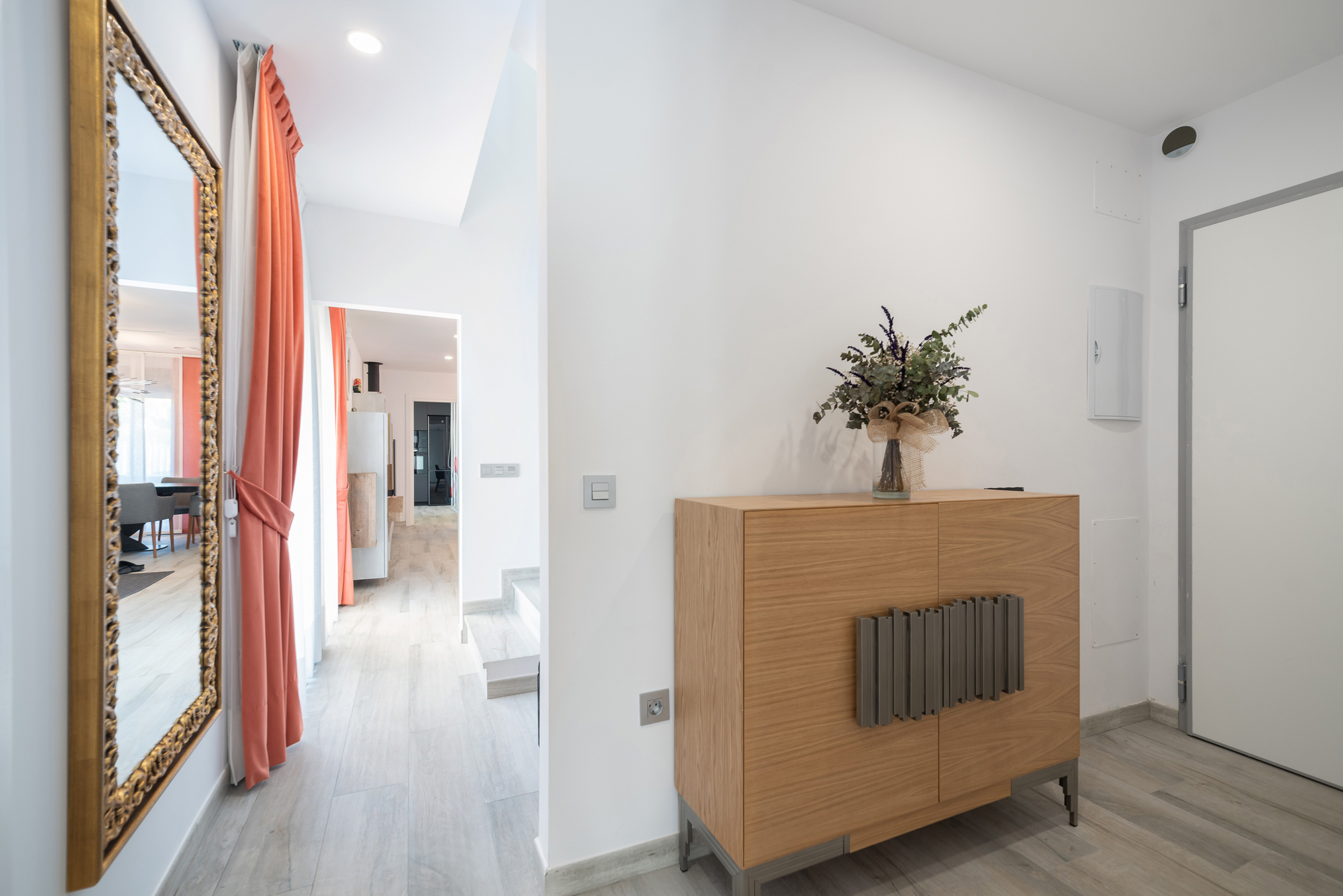 Villa Luca esvibar arquitectes casa prefabricada recibidor hall proyecto interiorismo flores