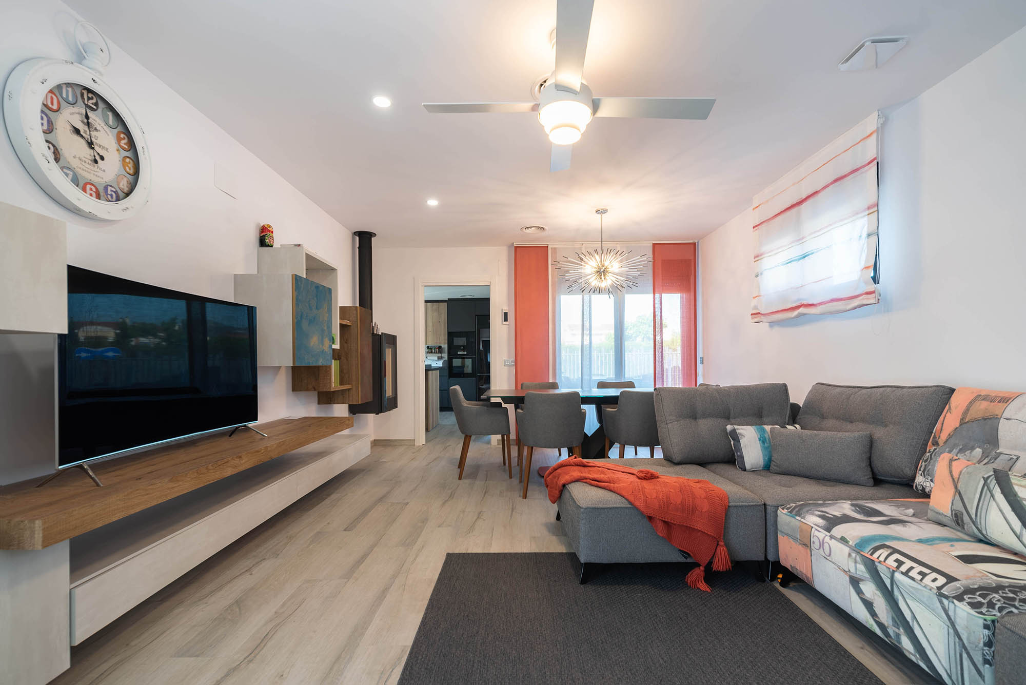 Villa Luca esvibar arquitectes casa prefabricada interiorismo salón comedor chimenea sofá lampara