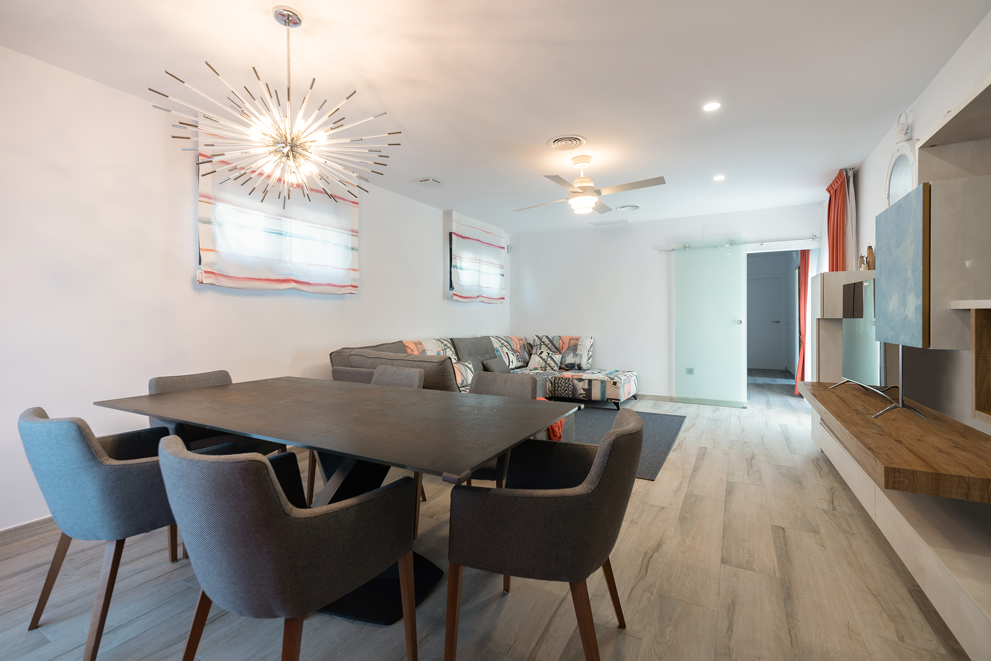 Villa Luca esvibar arquitectes casa prefabricada interiorismo salón comedor chimenea sofá lampara