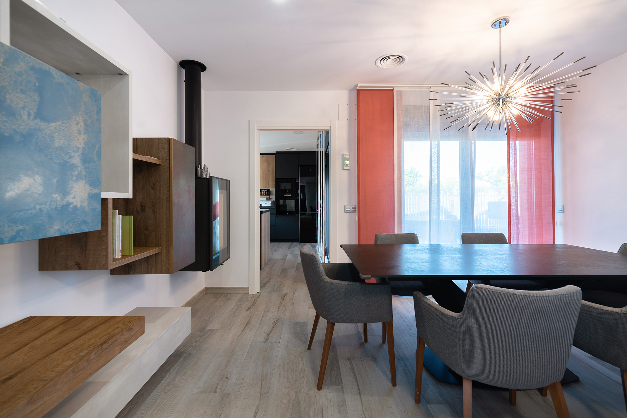 Villa Luca esvibar arquitectes casa prefabricada interiorismo salón comedor chimenea sofá lampara