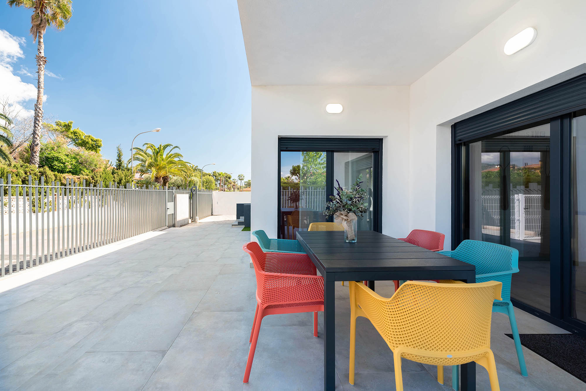 Villa Luca esvibar arquitectes casa prefabricada porche mobiliario color interiorismo obra nueva