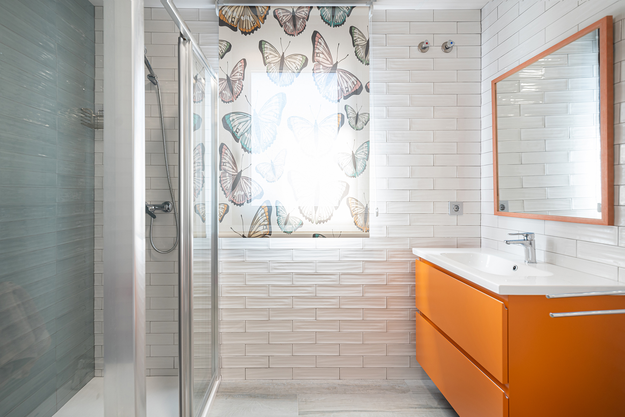 Villa Luca esvibar arquitectes interiorismo casa prefabricada baño infantil azulejo metro proyecto obra nueva