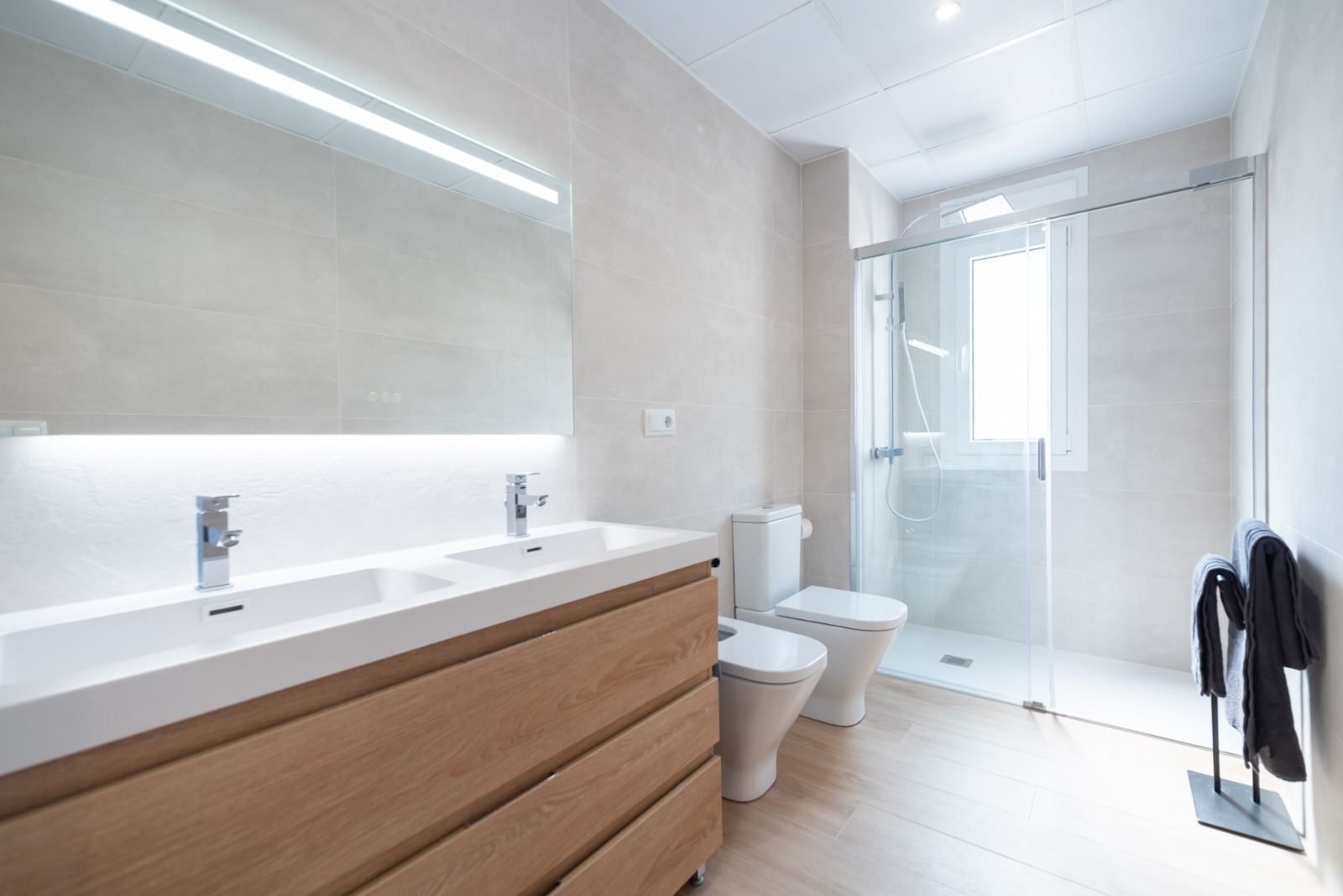 esvibar arquitetes ca alex unifamiliar proyecto obra nueva casa prefabricada interior baño