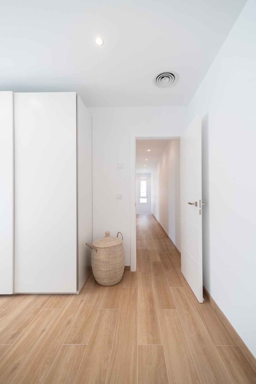 esvibar arquitetes ca alex unifamiliar proyecto obra nueva casa prefabricada interior cocina distribuidor 02