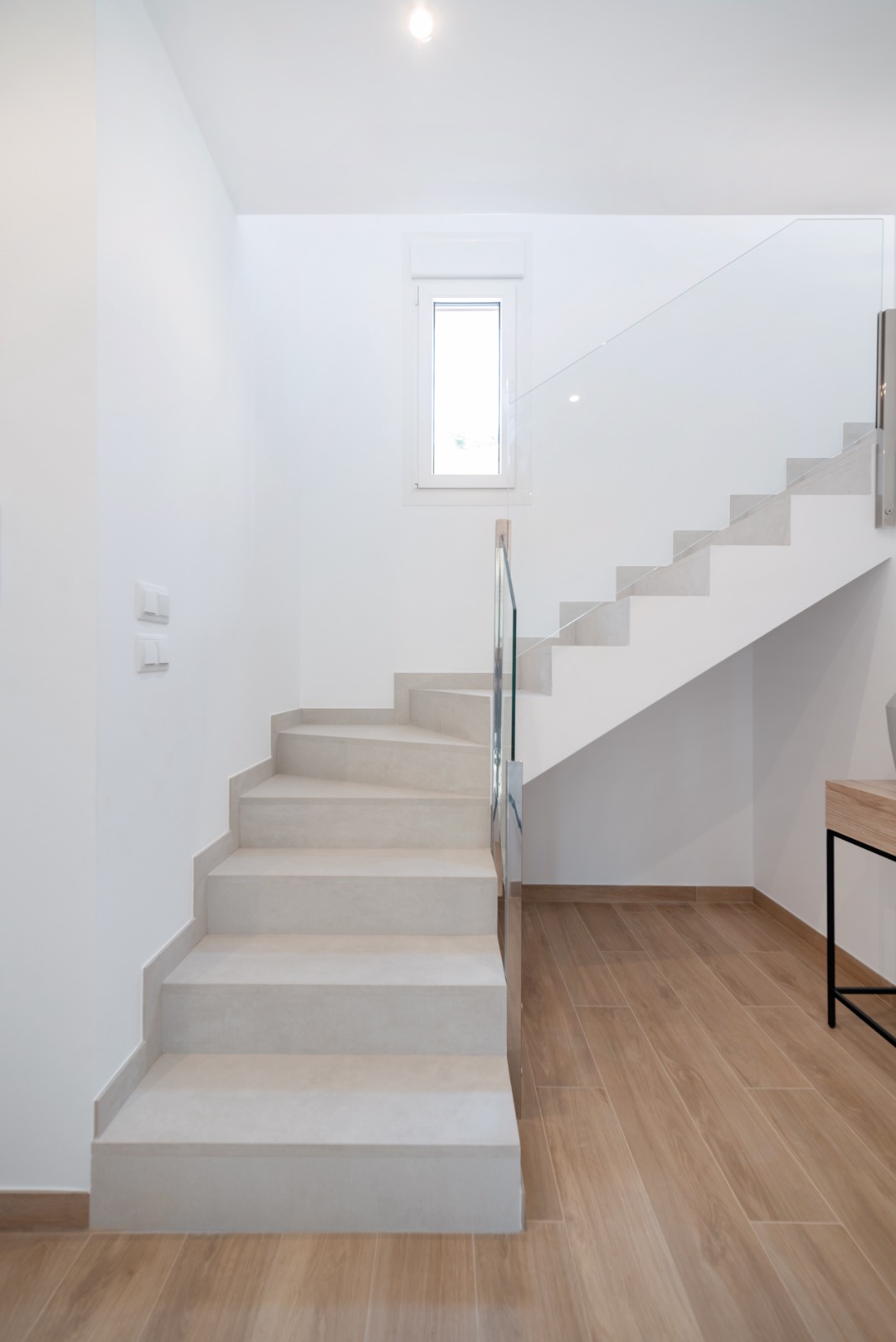 esvibar arquitetes ca alex unifamiliar proyecto obra nueva casa prefabricada interior cocina escalera