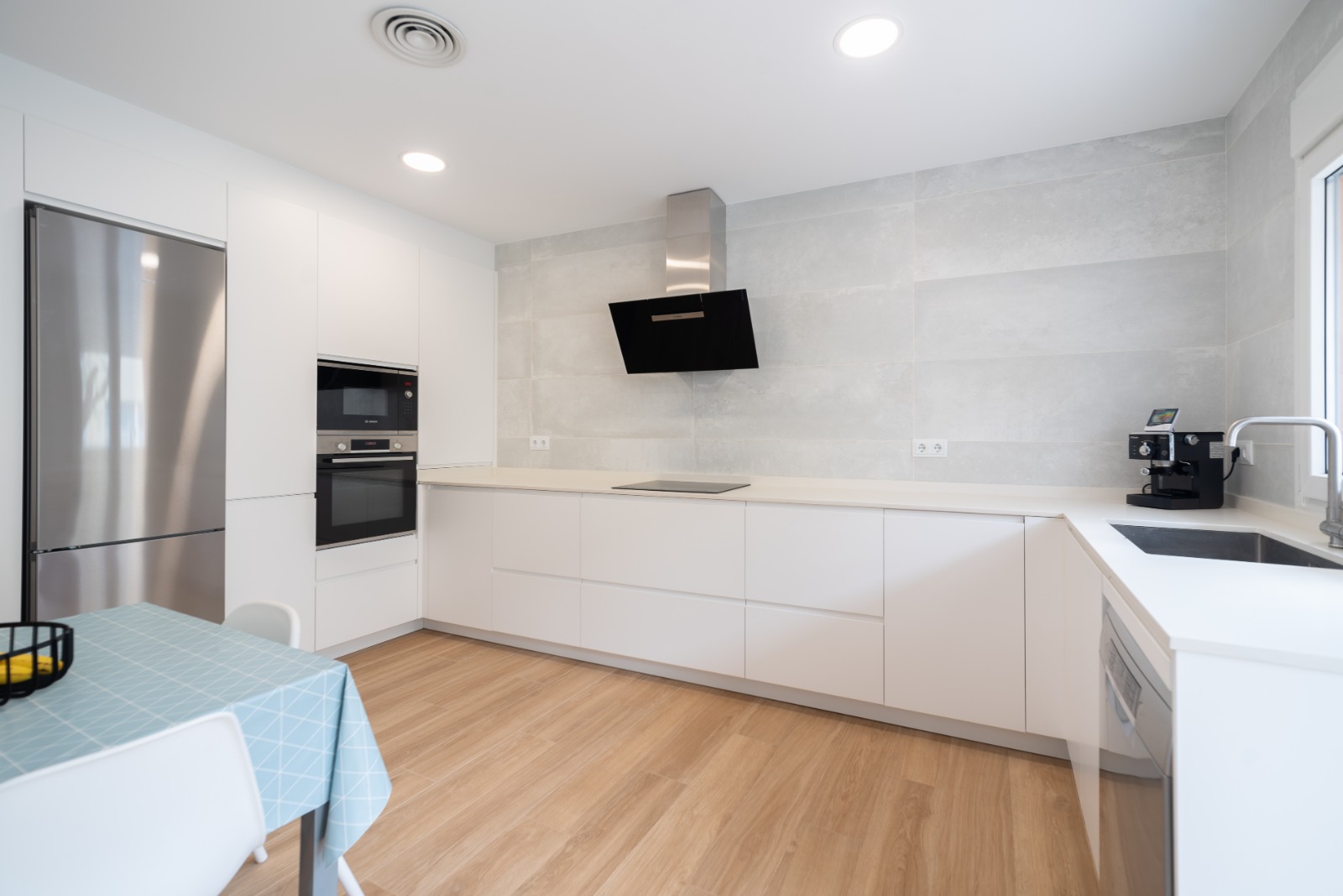 esvibar arquitetes ca alex unifamiliar proyecto obra nueva casa prefabricada interior cocina