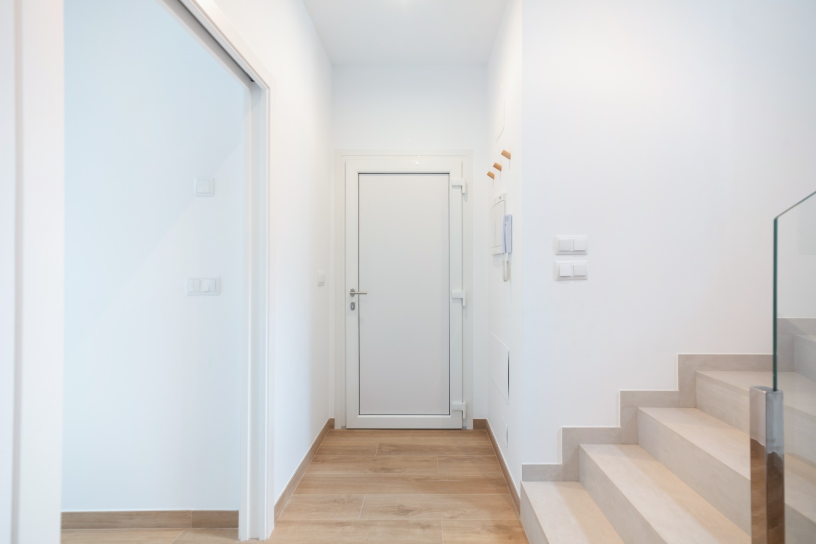 esvibar arquitetes ca alex unifamiliar proyecto obra nueva casa prefabricada interior vetibulo