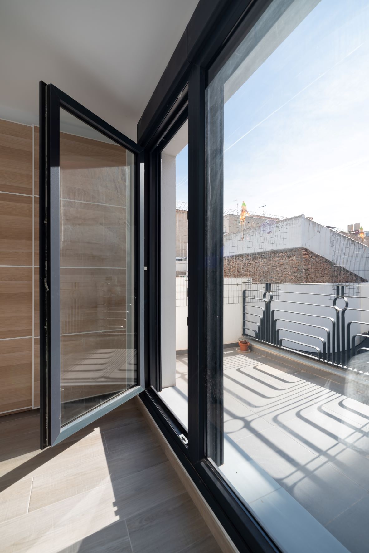 esvibar arquitectes reforma integral detalles diseñados a medida balcón relación interior exterior