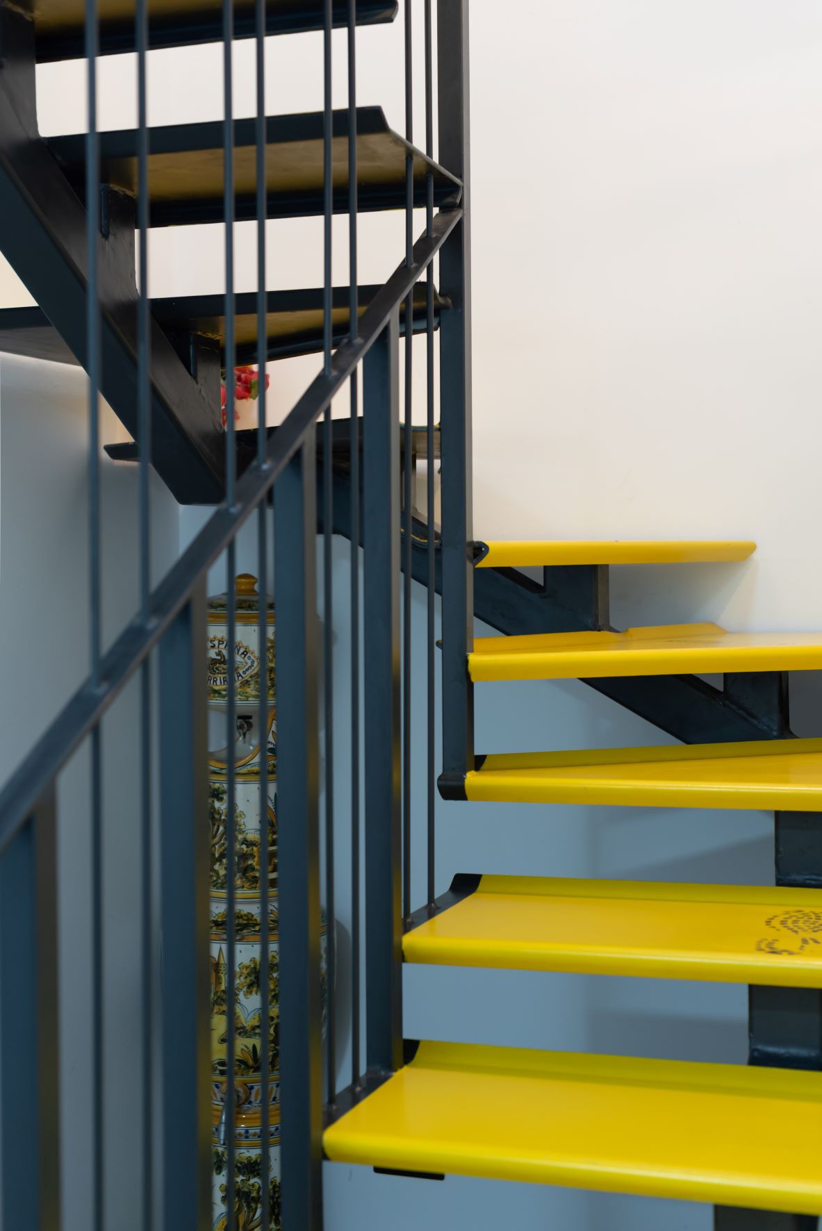 esvibar arquitectes reforma integral escalera interior amarilla diseñada a medida