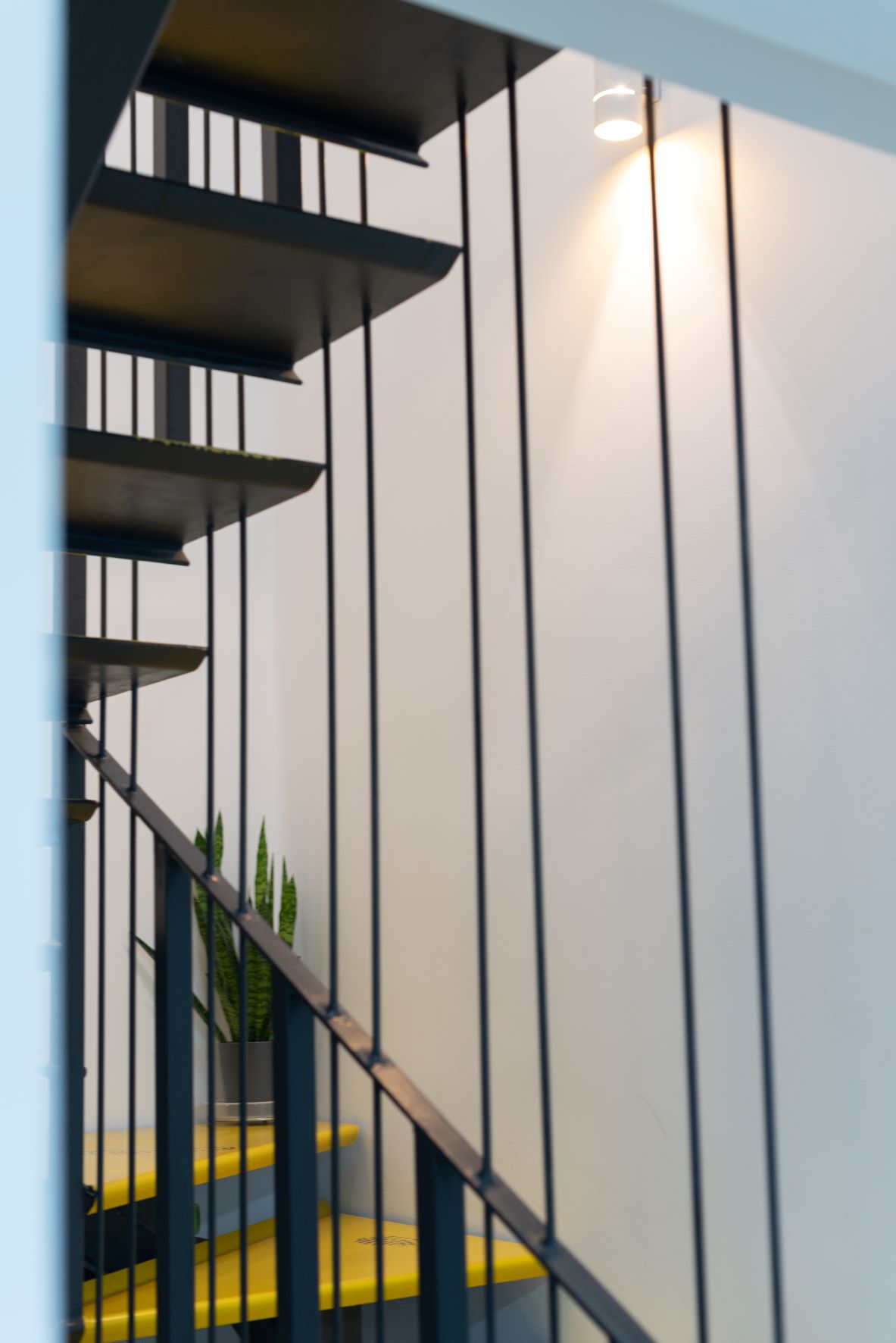 esvibar arquitectes reforma integral escalera interior amarilla diseñada a medida