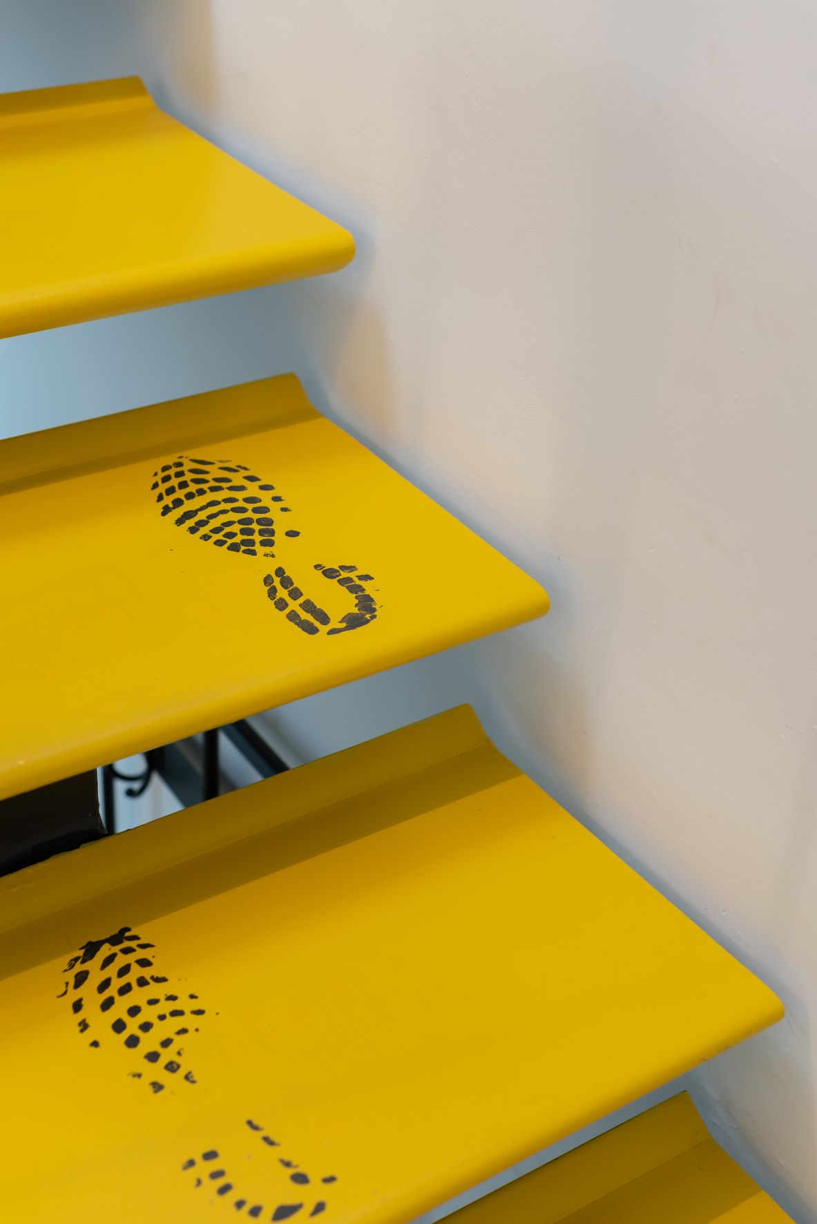 esvibar arquitectes reforma integral escalera interior amarilla diseñada a medida